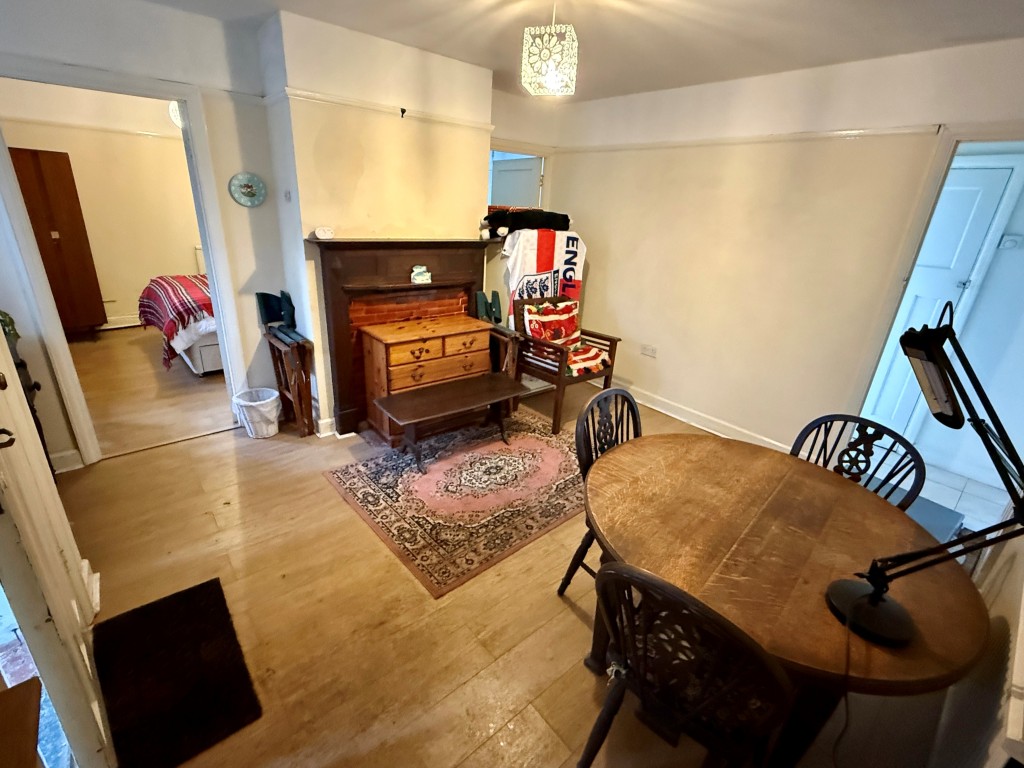 Lot: 46 - DETACHED BUNGALOW FOR REFURBISHMENT ON GOOD SIZE PLOT - Reception area